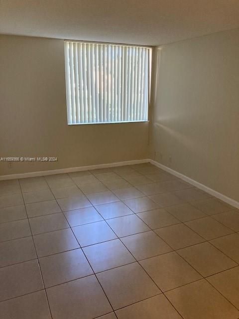 For Rent: $1,750 (1 beds, 1 baths, 734 Square Feet)