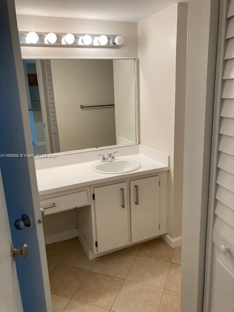 For Rent: $1,750 (1 beds, 1 baths, 734 Square Feet)