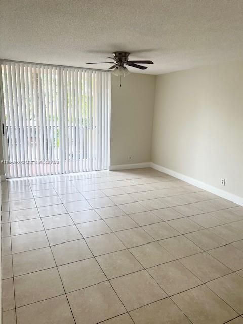 For Rent: $1,900 (2 beds, 1 baths, 940 Square Feet)