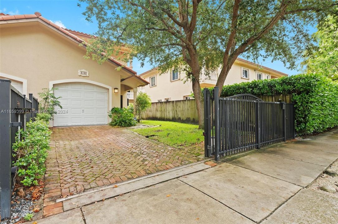 For Sale: $1,700,000 (3 beds, 2 baths, 2100 Square Feet)