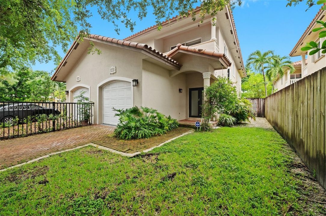 For Sale: $1,700,000 (3 beds, 2 baths, 2100 Square Feet)