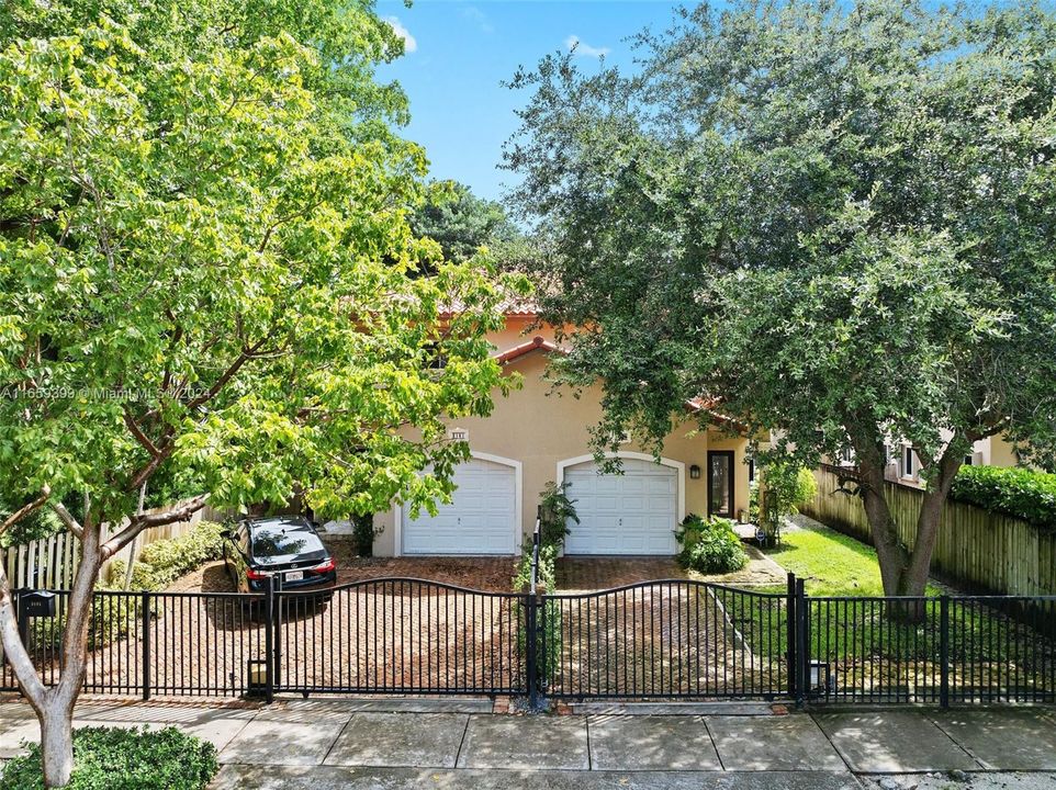 For Sale: $1,700,000 (3 beds, 2 baths, 2100 Square Feet)