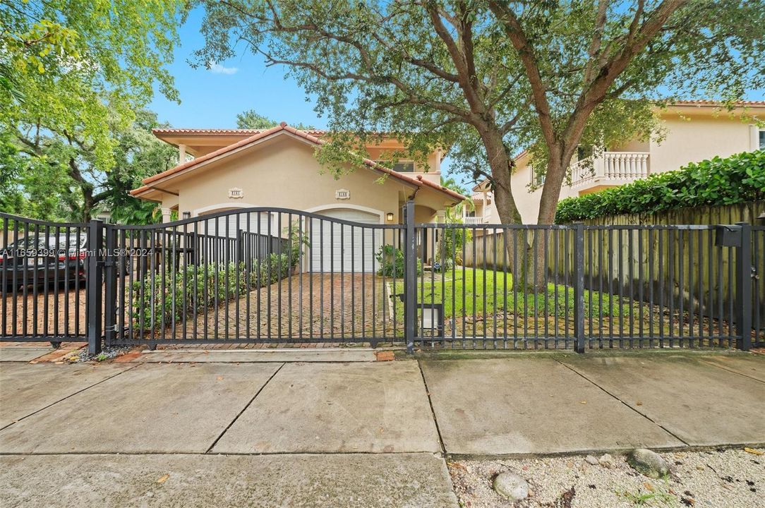 For Sale: $1,700,000 (3 beds, 2 baths, 2100 Square Feet)