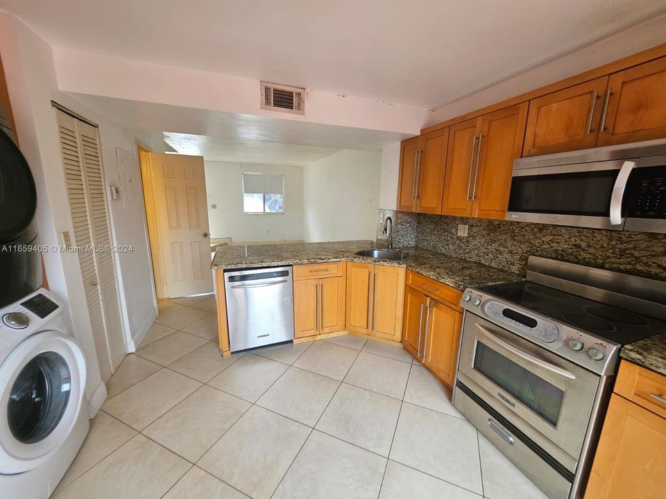 For Rent: $2,600 (2 beds, 1 baths, 828 Square Feet)