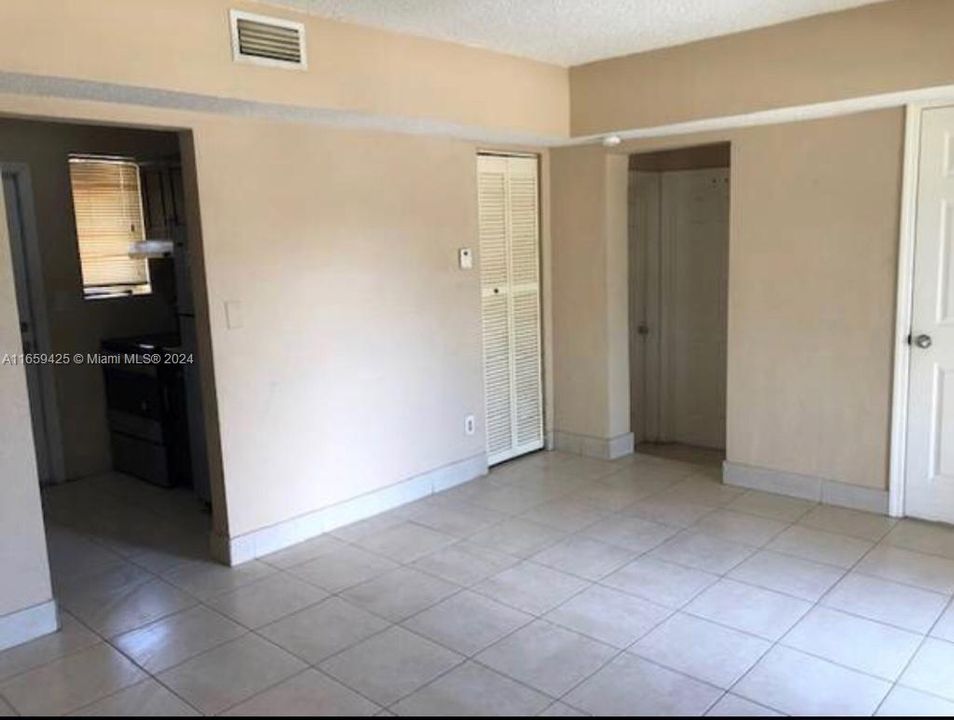 For Rent: $3,000 (4 beds, 2 baths, 1052 Square Feet)