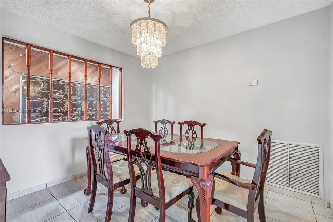 For Sale: $550,000 (3 beds, 2 baths, 1356 Square Feet)