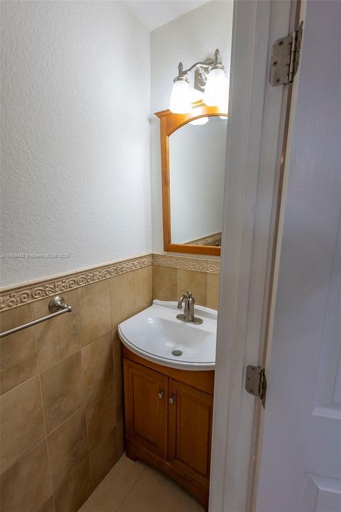 For Sale: $314,900 (2 beds, 1 baths, 1044 Square Feet)