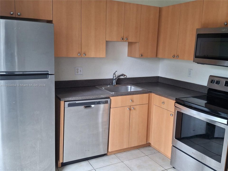 For Rent: $2,000 (2 beds, 1 baths, 938 Square Feet)