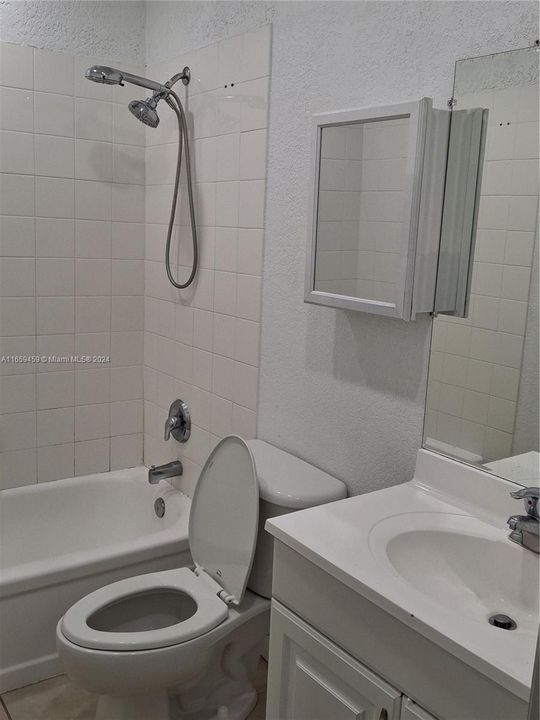 For Rent: $2,000 (2 beds, 1 baths, 938 Square Feet)