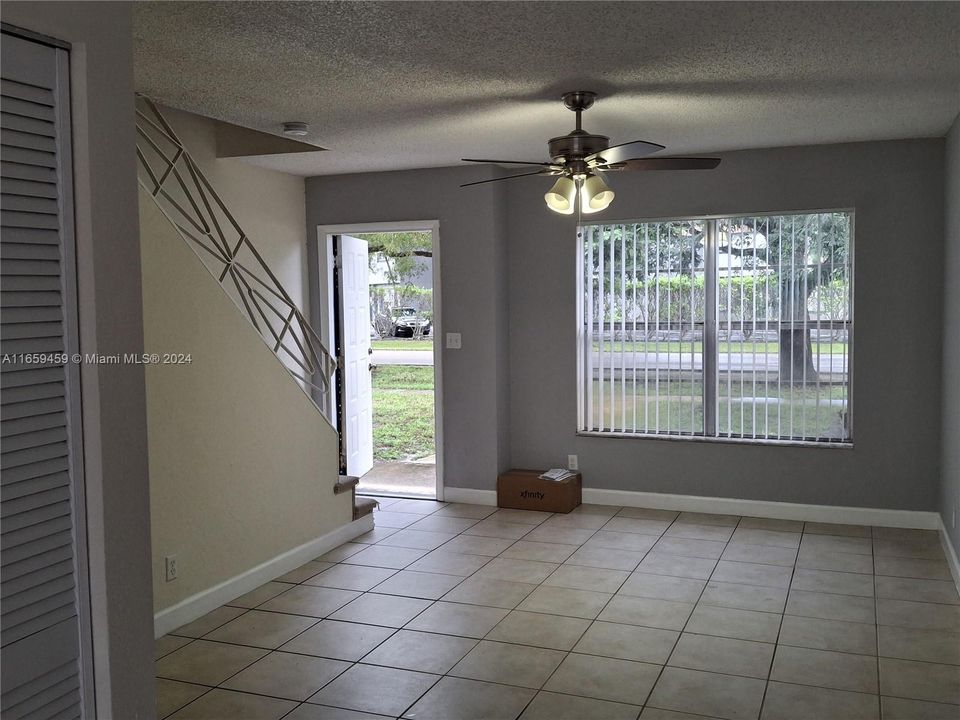 For Rent: $2,000 (2 beds, 1 baths, 938 Square Feet)