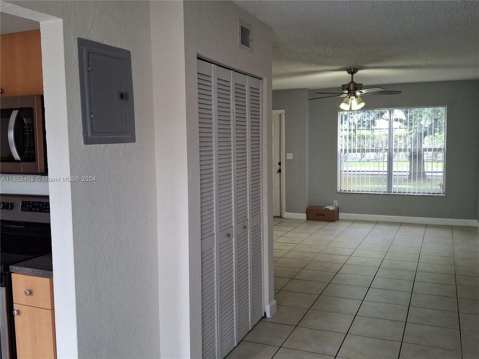 For Rent: $2,000 (2 beds, 1 baths, 938 Square Feet)