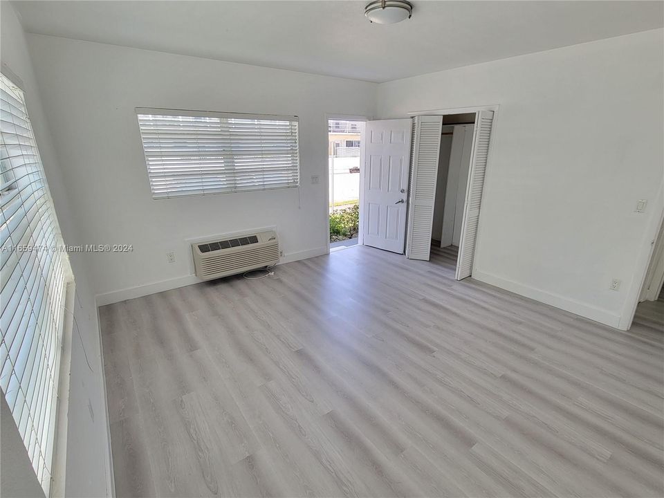 For Sale: $255,000 (1 beds, 1 baths, 783 Square Feet)