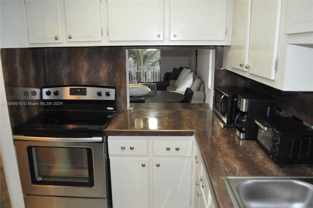 For Rent: $2,200 (2 beds, 2 baths, 945 Square Feet)