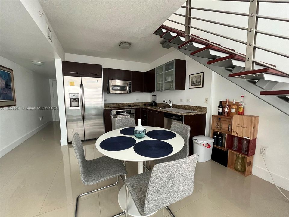 Recently Rented: $3,200 (1 beds, 1 baths, 987 Square Feet)