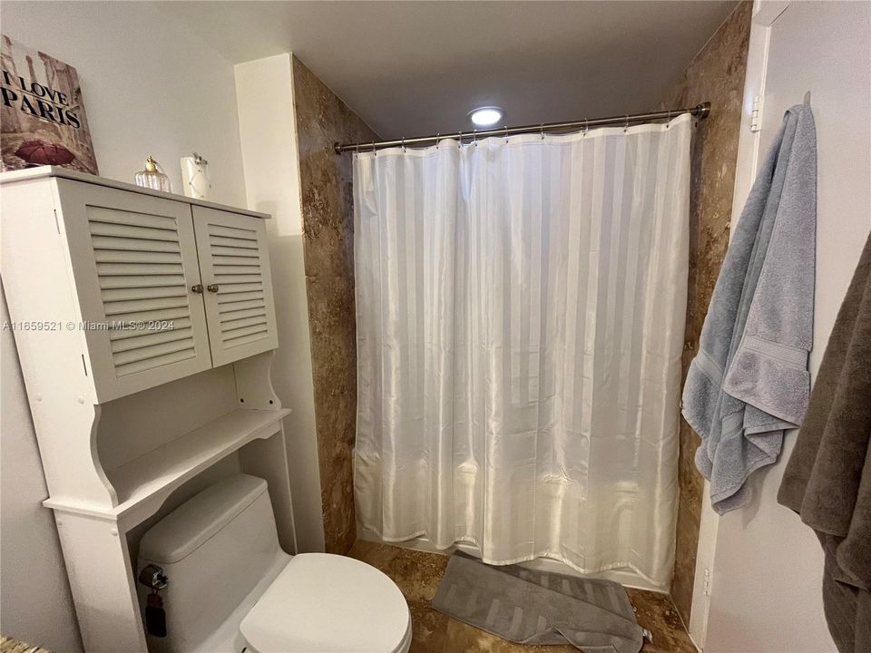 Recently Rented: $3,200 (1 beds, 1 baths, 987 Square Feet)