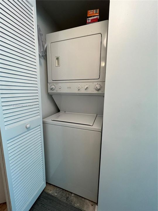 Recently Rented: $3,200 (1 beds, 1 baths, 987 Square Feet)