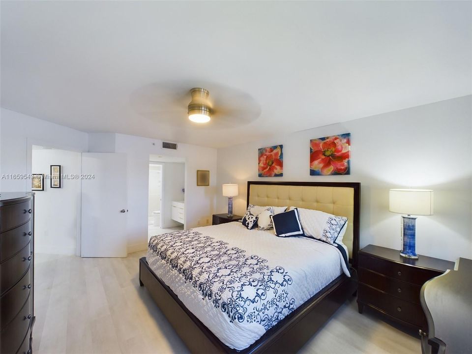 For Sale: $329,999 (2 beds, 2 baths, 1364 Square Feet)