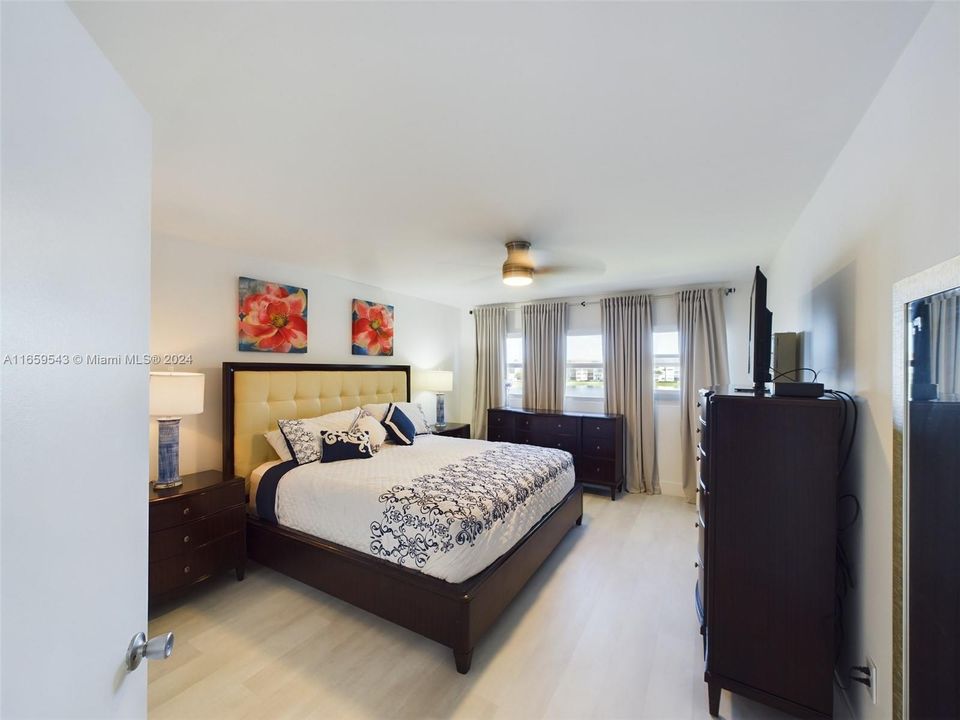 For Sale: $329,999 (2 beds, 2 baths, 1364 Square Feet)