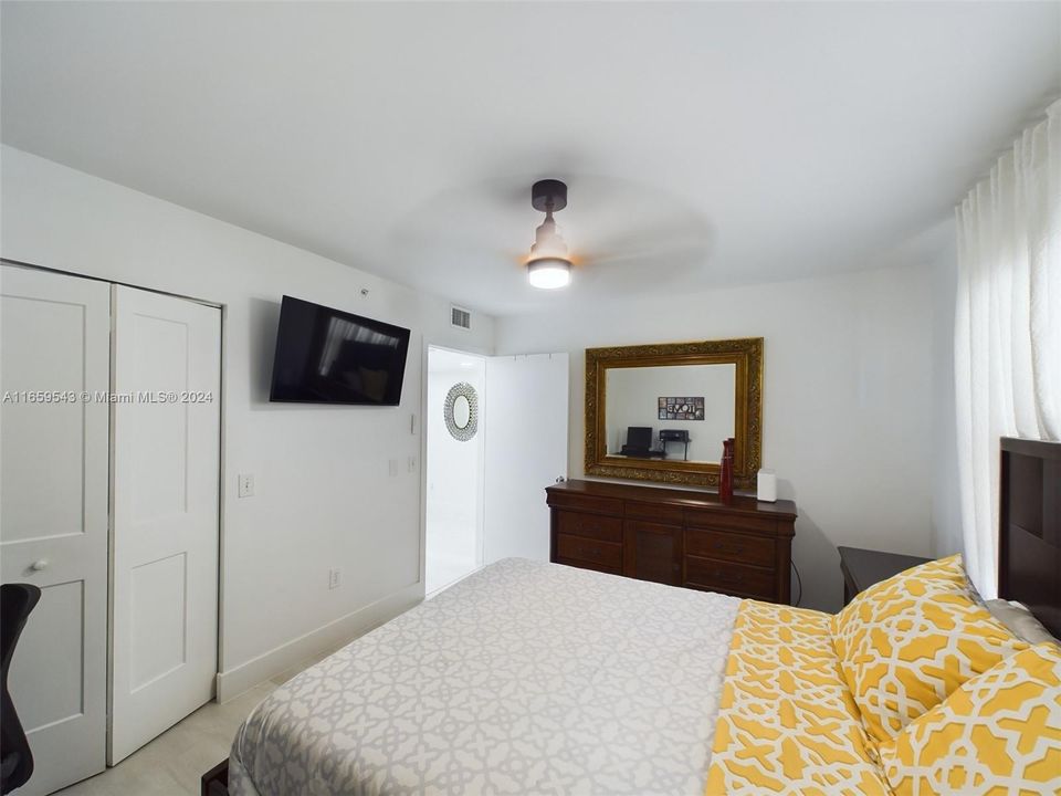 For Sale: $329,999 (2 beds, 2 baths, 1364 Square Feet)