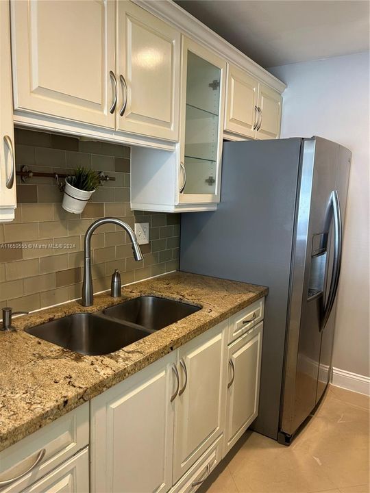 For Rent: $2,000 (2 beds, 2 baths, 825 Square Feet)