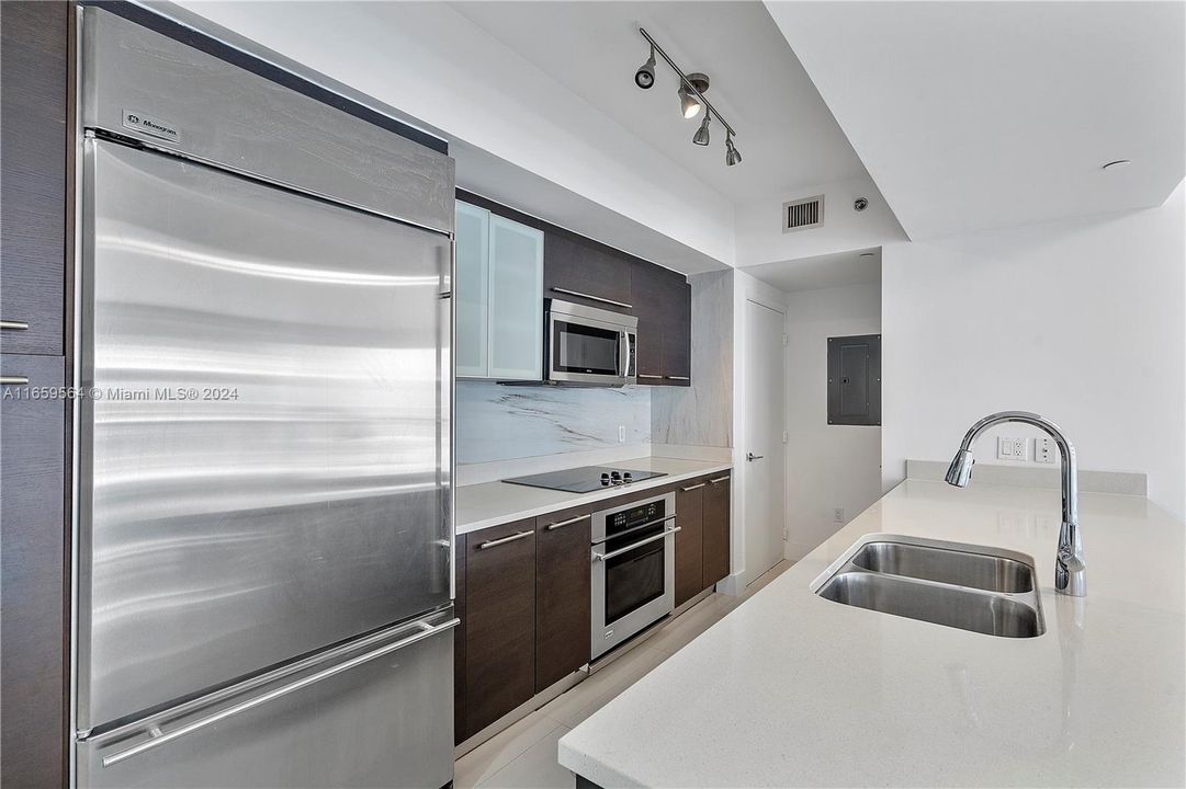 For Sale: $705,000 (2 beds, 2 baths, 1111 Square Feet)