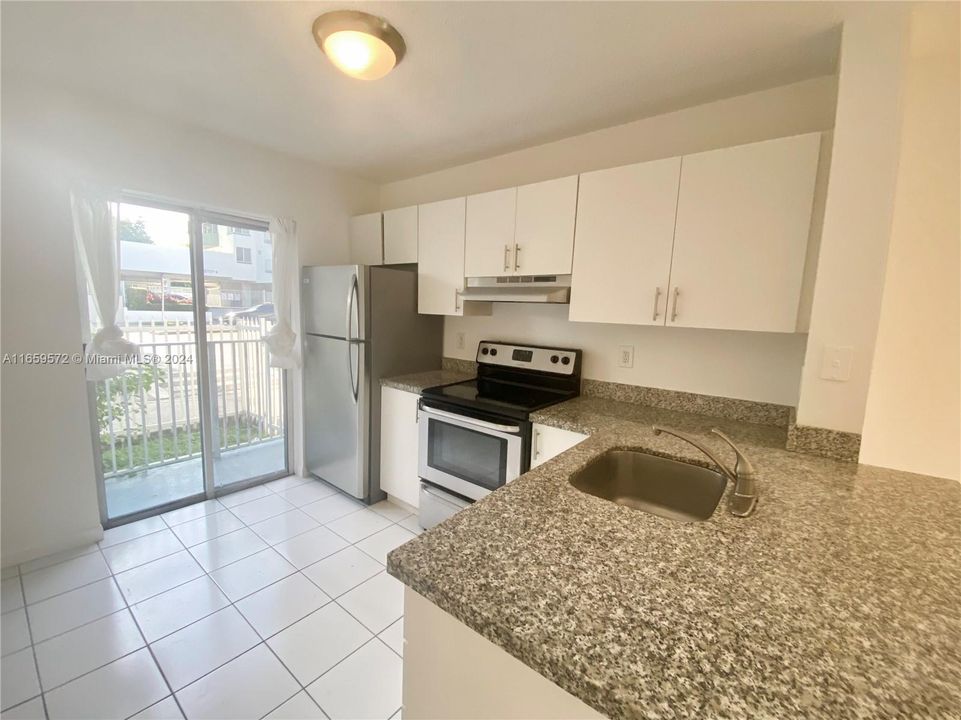 For Sale: $335,000 (2 beds, 2 baths, 625 Square Feet)