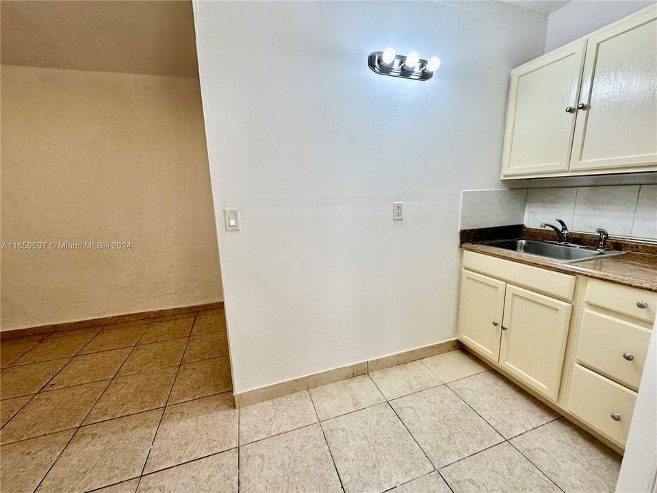 For Rent: $3,400 (4 beds, 2 baths, 1252 Square Feet)