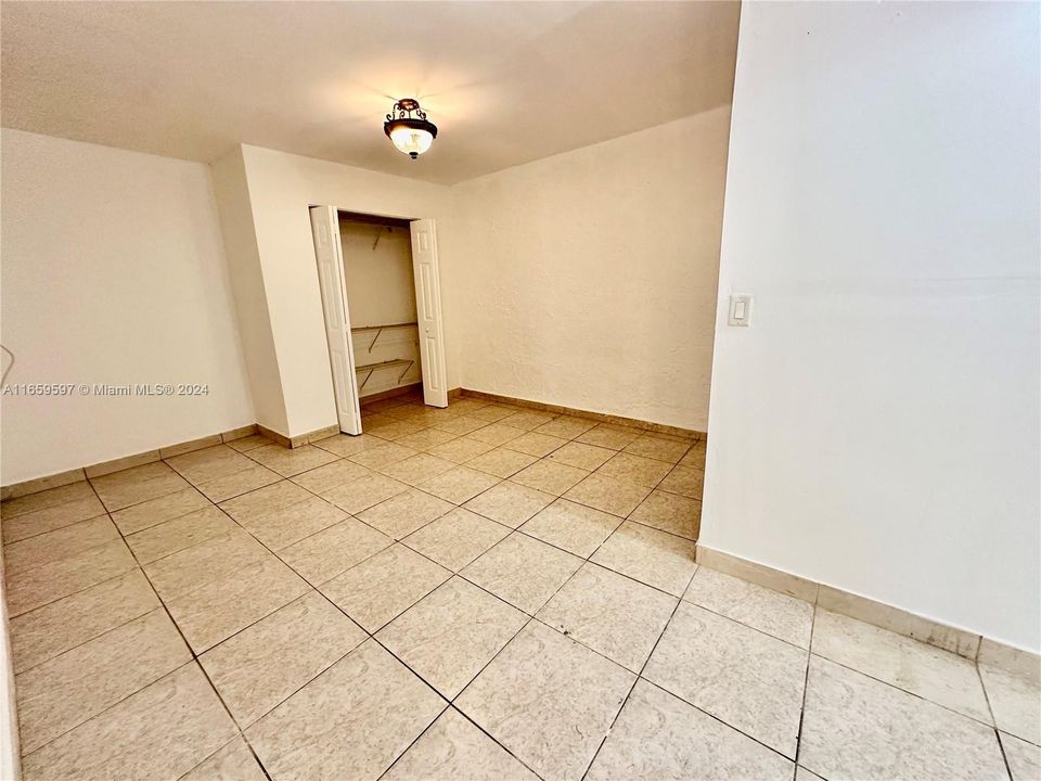 For Rent: $3,400 (4 beds, 2 baths, 1252 Square Feet)