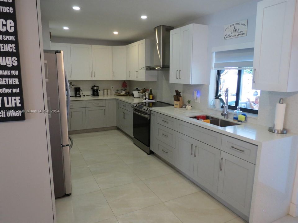 For Sale: $700,000 (5 beds, 2 baths, 1660 Square Feet)