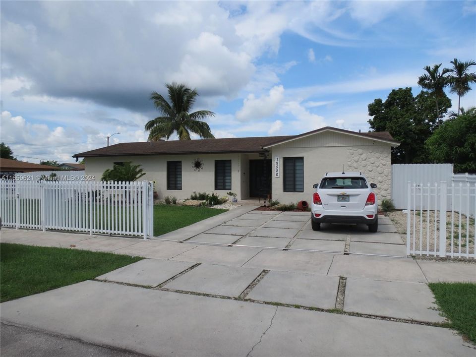 For Sale: $700,000 (5 beds, 2 baths, 1660 Square Feet)