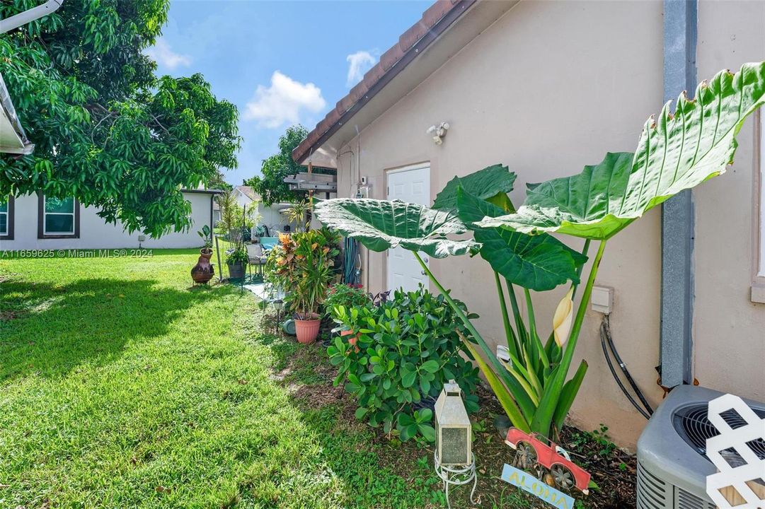 For Sale: $339,000 (2 beds, 1 baths, 806 Square Feet)