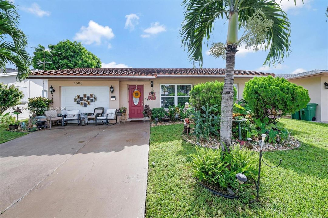 For Sale: $339,000 (2 beds, 1 baths, 806 Square Feet)