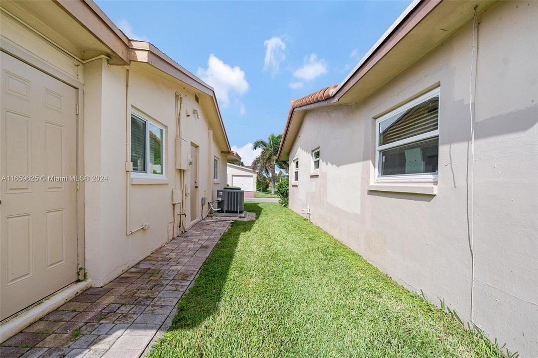 For Sale: $339,000 (2 beds, 1 baths, 806 Square Feet)