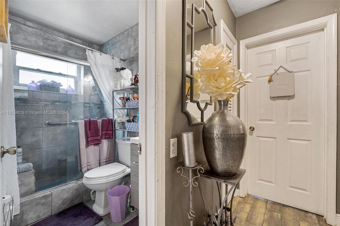 For Sale: $339,000 (2 beds, 1 baths, 806 Square Feet)