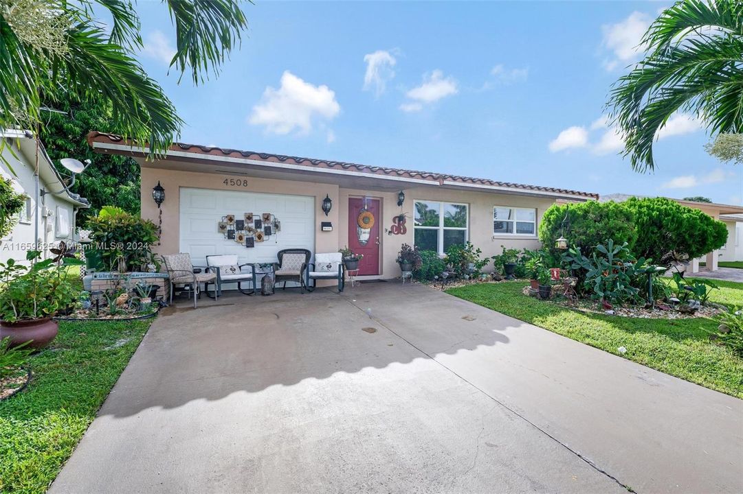 For Sale: $339,000 (2 beds, 1 baths, 806 Square Feet)