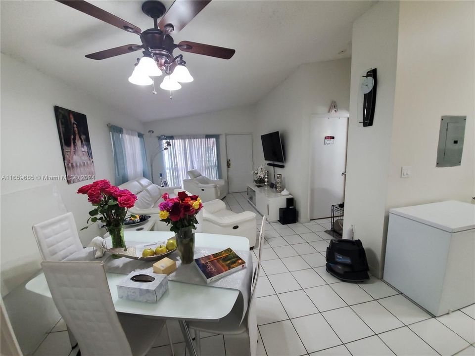 For Sale: $295,000 (2 beds, 2 baths, 880 Square Feet)