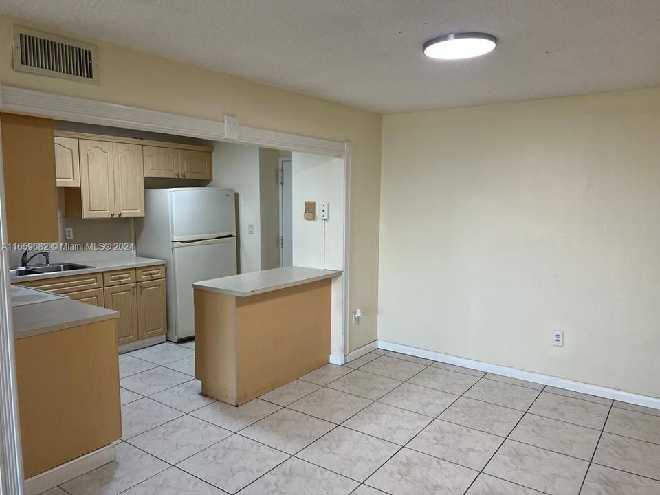 For Rent: $2,350 (2 beds, 2 baths, 1330 Square Feet)