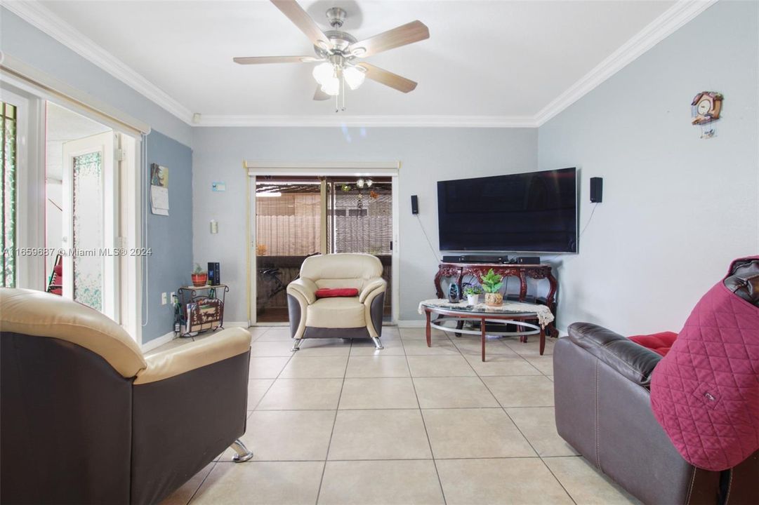 For Sale: $454,900 (3 beds, 2 baths, 1276 Square Feet)