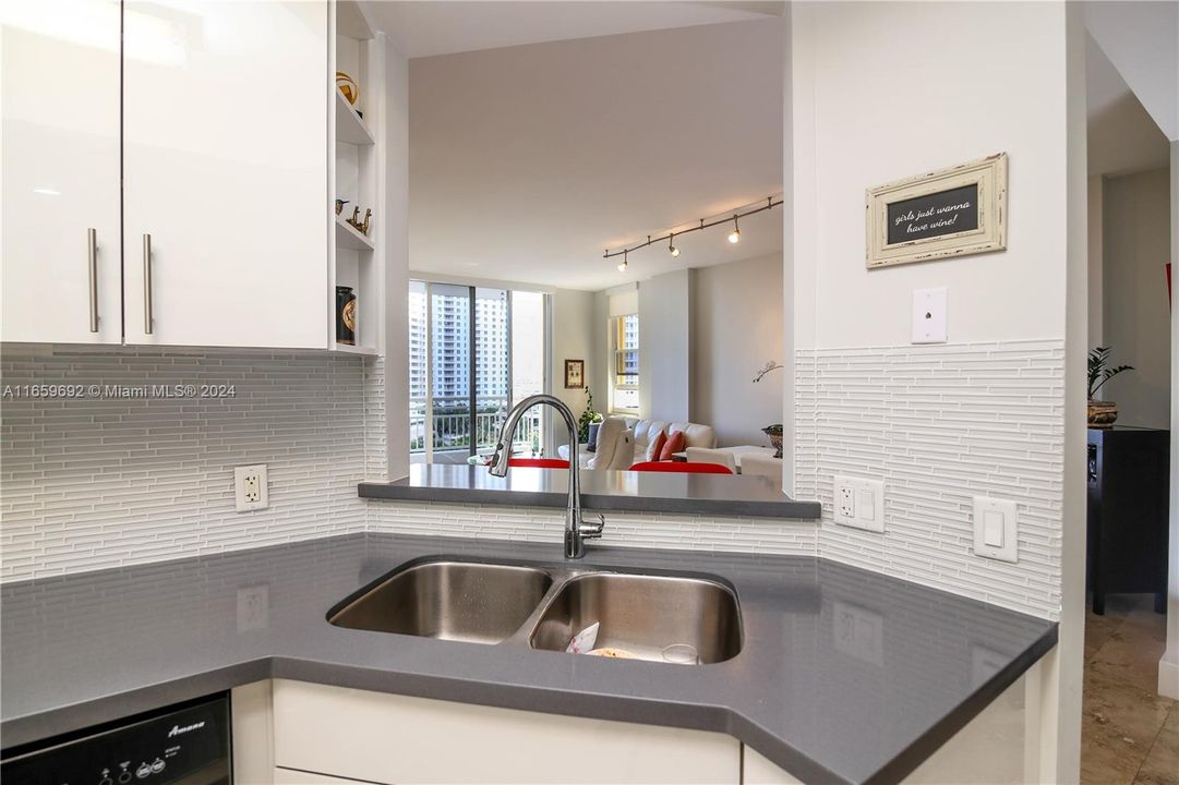 For Sale: $735,000 (1 beds, 1 baths, 780 Square Feet)