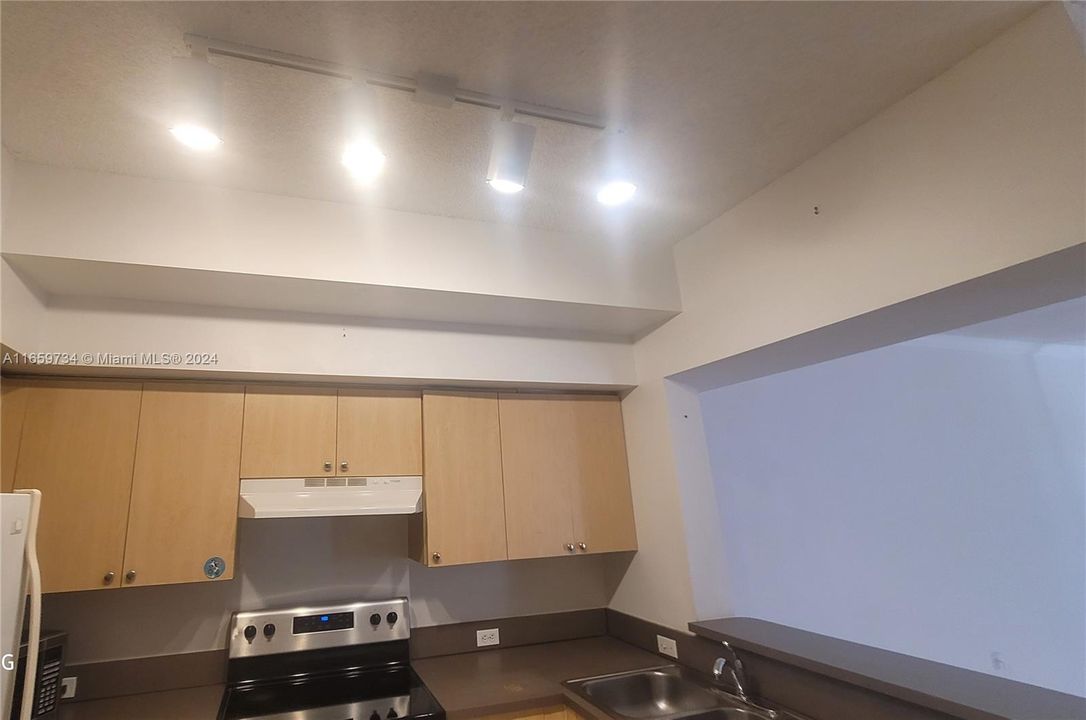 For Rent: $2,185 (1 beds, 1 baths, 859 Square Feet)