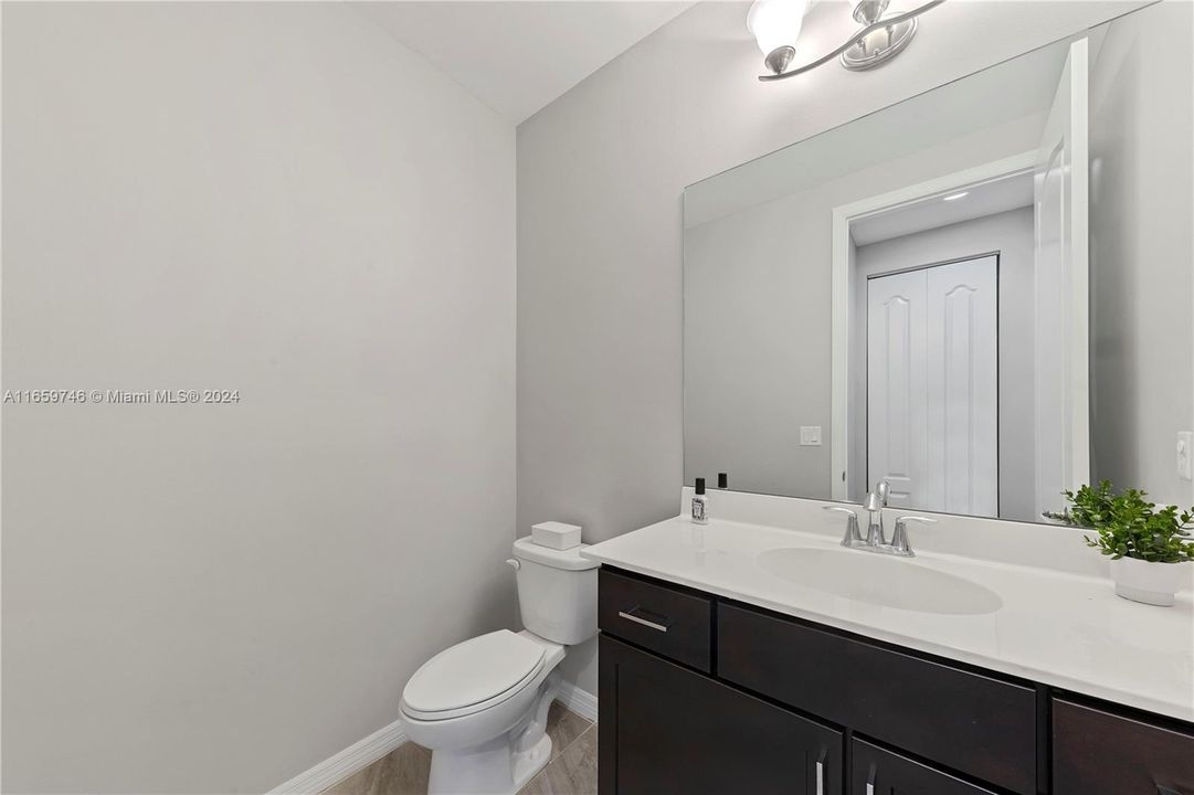 1/2 BATH (1ST FLR)