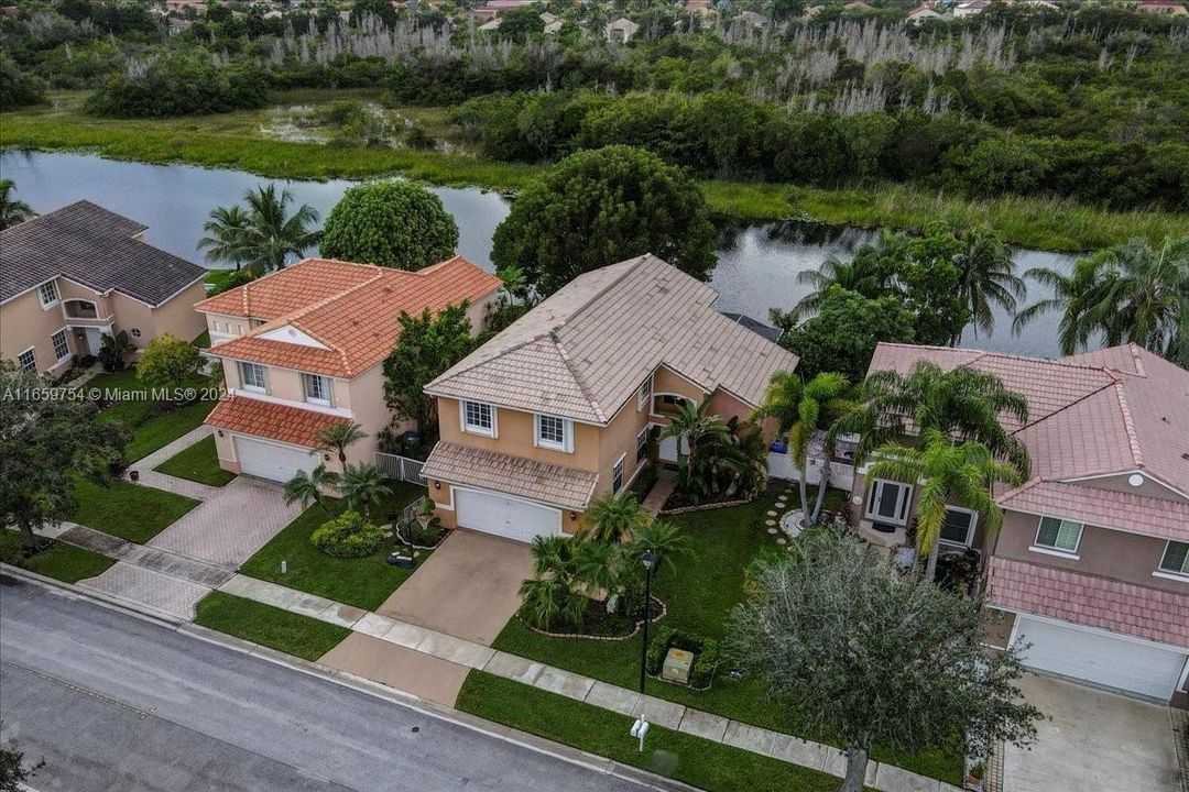 En Venta: $779,900 (5 camas, 3 baños, 2505 Pies cuadrados)