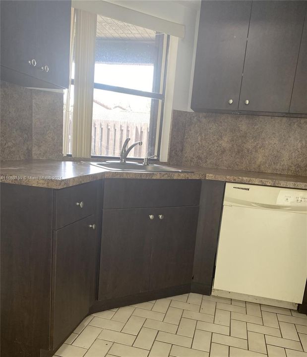 For Rent: $2,600 (2 beds, 2 baths, 885 Square Feet)