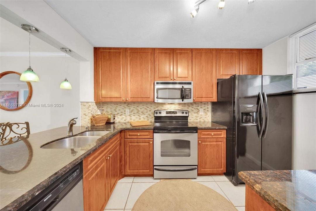 For Sale: $239,000 (2 beds, 2 baths, 920 Square Feet)