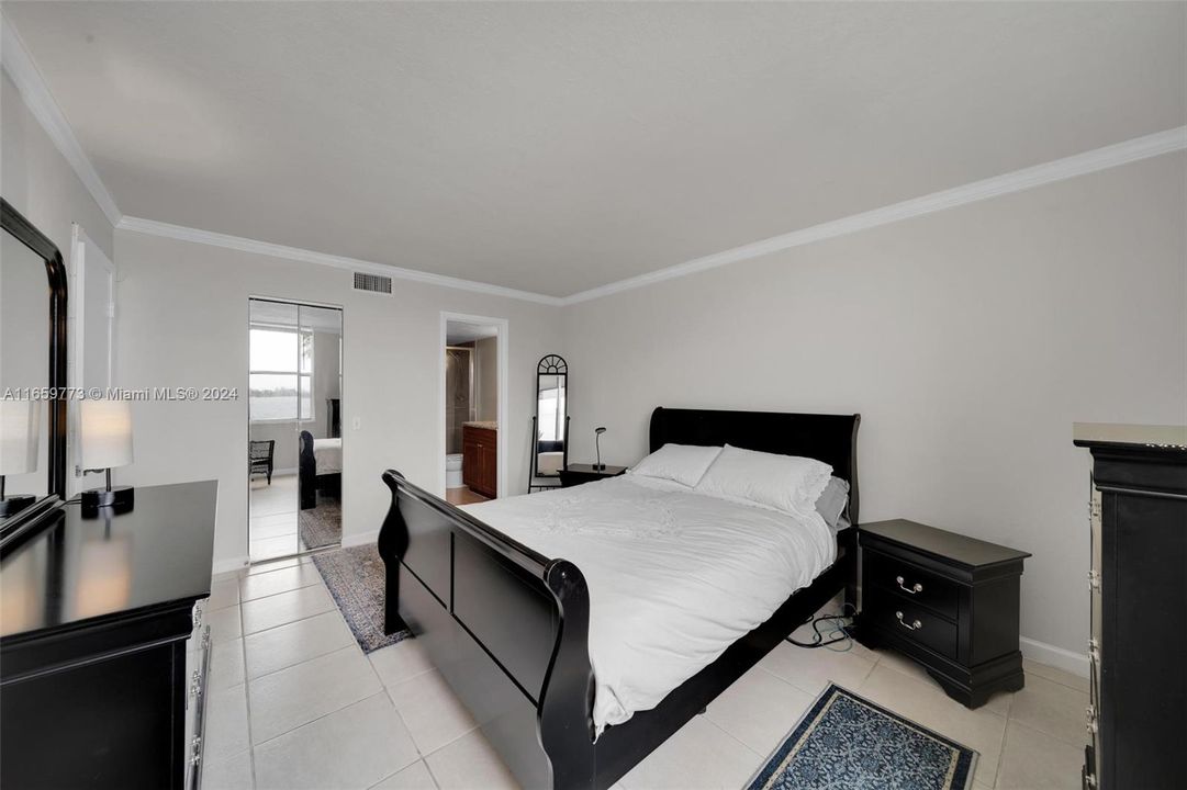 For Sale: $239,000 (2 beds, 2 baths, 920 Square Feet)