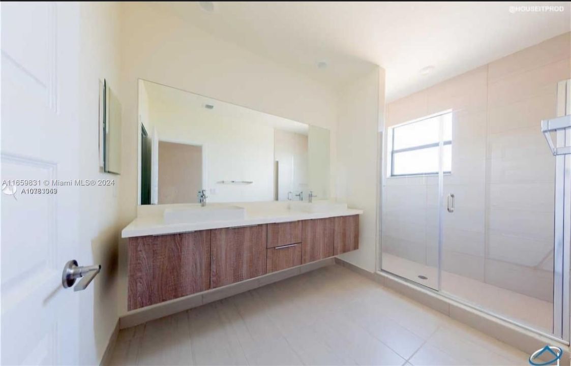 En Venta: $689,000 (3 camas, 2 baños, 1777 Pies cuadrados)