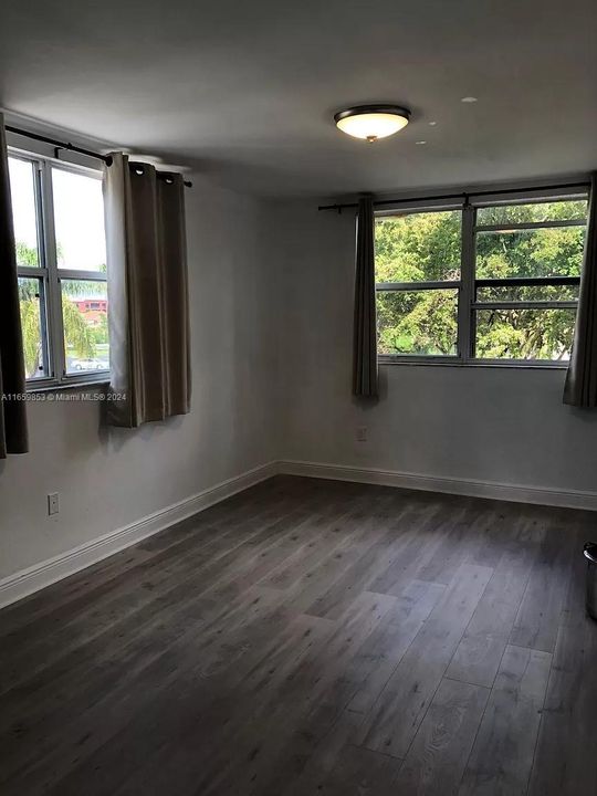 For Rent: $2,050 (1 beds, 1 baths, 810 Square Feet)