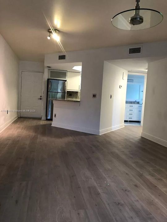 For Rent: $2,050 (1 beds, 1 baths, 810 Square Feet)