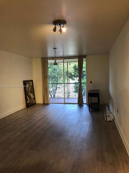 For Rent: $2,050 (1 beds, 1 baths, 810 Square Feet)