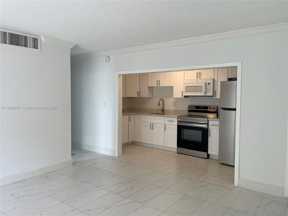 For Rent: $2,400 (2 beds, 2 baths, 1060 Square Feet)